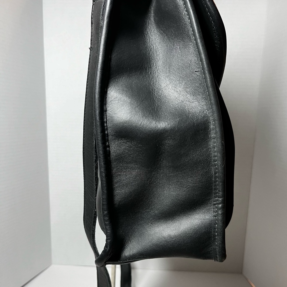 Vintage Coach Beekman Leather Messenger
F13-5266 - Picture 6 of 13